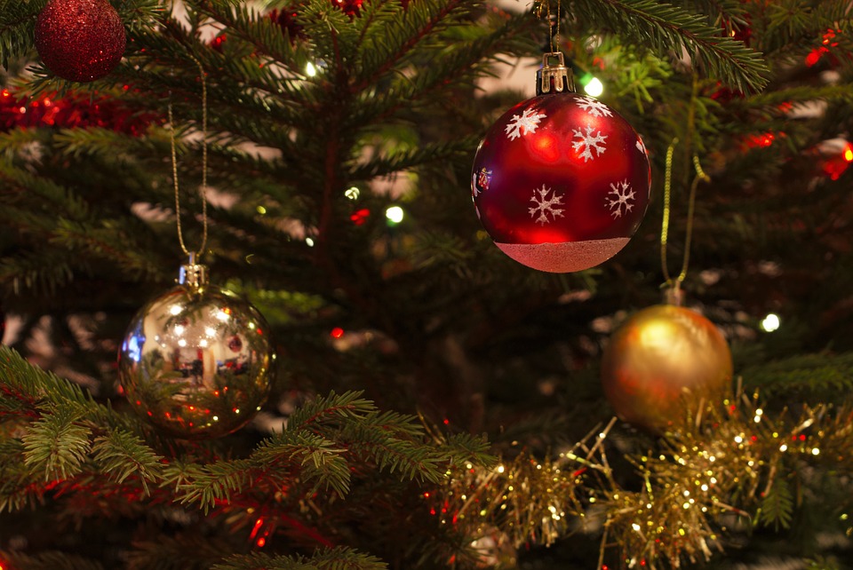 Waarom hangen we kerstballen in de kerstboom?