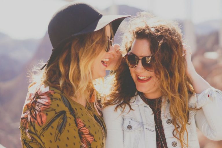 Twee lachende jonge vrouwen