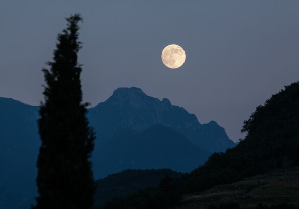 Gebruik de kracht van de volle maan met meditatie