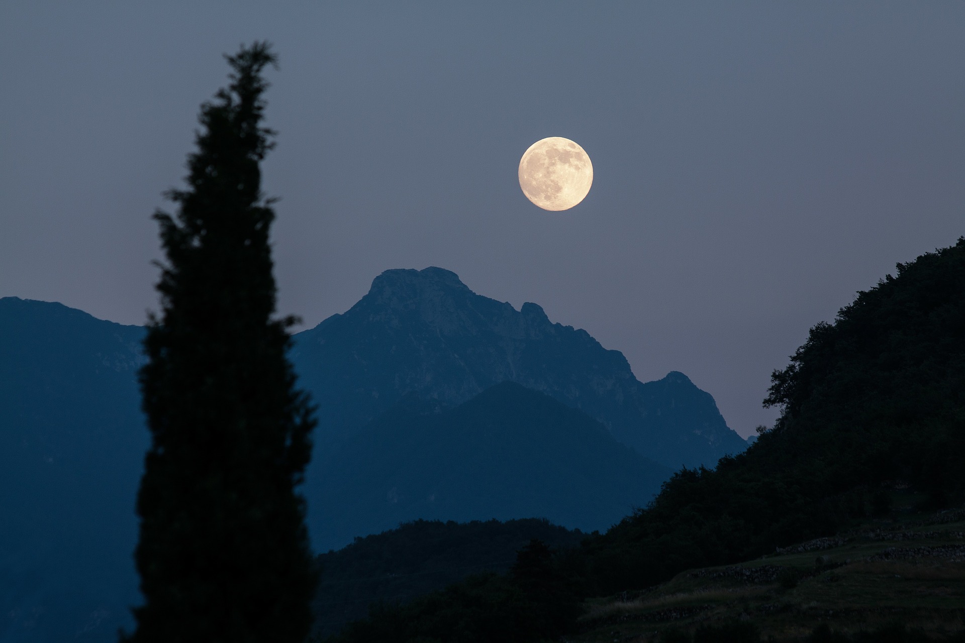 Gebruik de kracht van de volle maan met meditatie