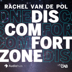 Typografische afbeelding van de podcast waar op staat: Rachel van de Pol, Discomfort zone en twee logo's van de makers achter de podcast