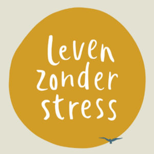 Okergele cirkel met daarin de tekst "Leven zonder stress" met rechts onderin een illustratie van een vliegende vogel.