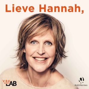 Podcast-afbeelding met portretfoto van een lachende Hannah Cuppen. Boven haar hoofd de tekst "Lieve Hannah," en onderin de logo's van VBK AudioLab en AnkhHermes