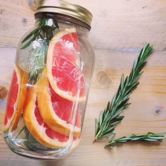 Detox water met grapefruit en rozemarijn