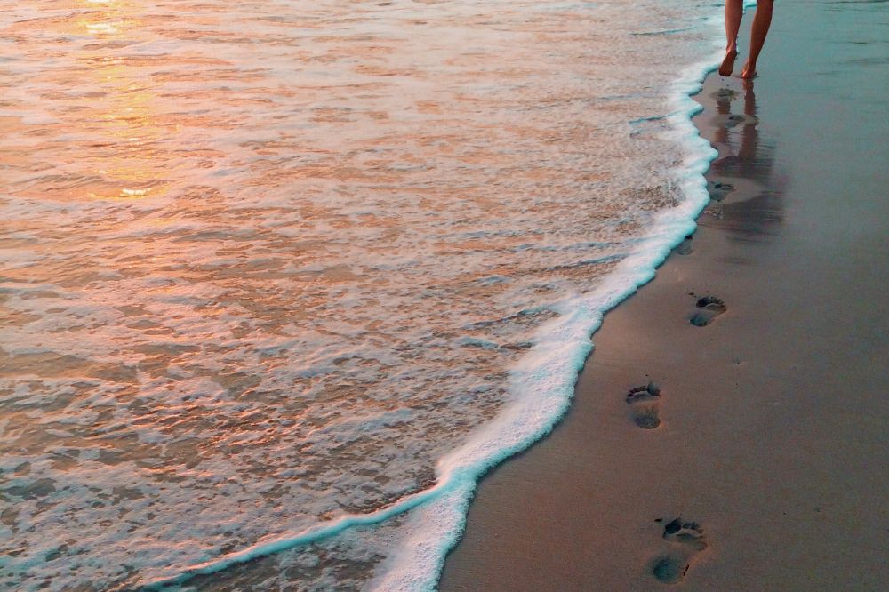 Dit zijn de gezonde voordelen van wandelen aan zee