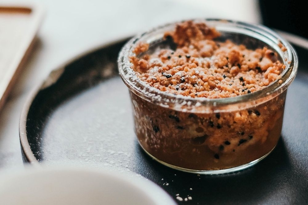 Warme appelcrumble: voor bij een kop thee na een boswandeling in de herfst