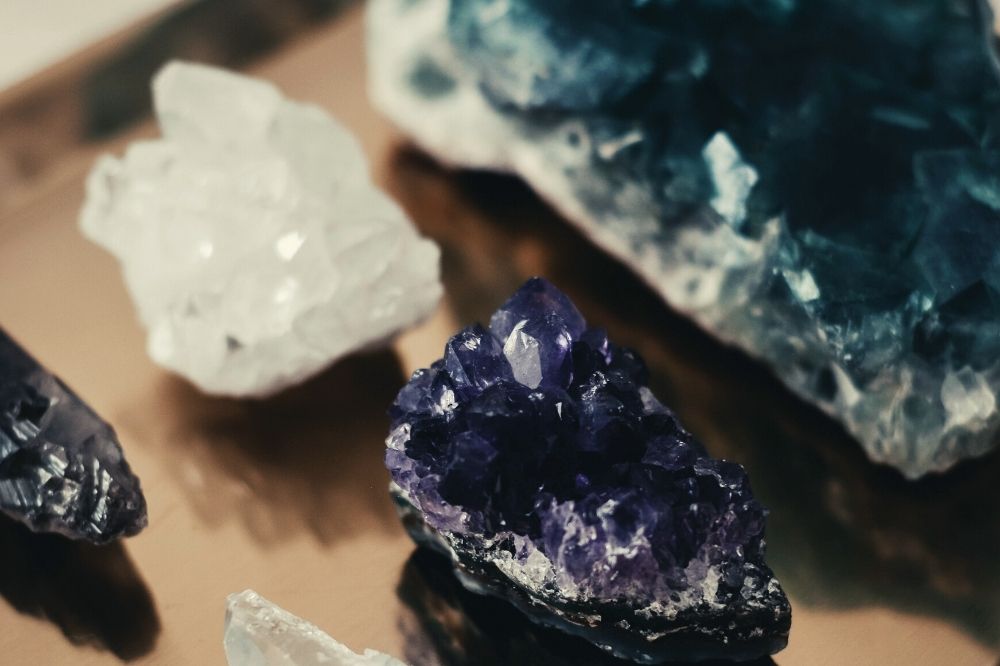 Stenenmagie: wat de kleur van edelstenen en kristallen zegt over hun werking