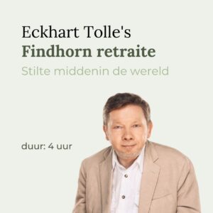 portretfoto van Eckhart Tolle met tekst om hem heen. Grote tekst: Eckhart Tolle's Findhorn retraite, een ondertitel in groen 'Stilte middenin de wereld' en onderaan nog de toevoeging duur: 4 uur