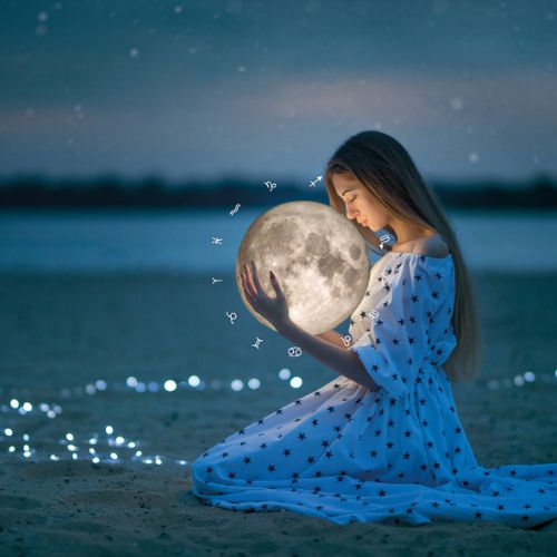vrouw houdt volle maan in haar handen, om de volle maan staan de dierenriemtekens