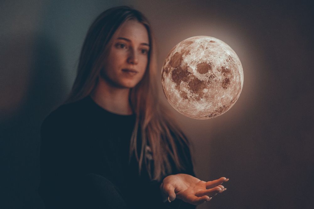 Volle maan in Weegschaal 6 april 2023: onrust in relaties & de leiding over je leven nemen