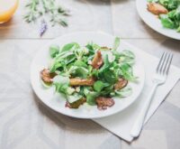 4 x enorm gezonde, vergeten voorjaarsgroenten die je salades onvergetelijk maken