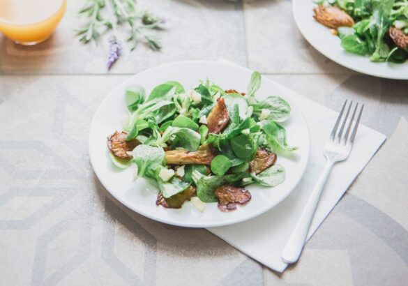 4 x enorm gezonde, vergeten voorjaarsgroenten die je salades onvergetelijk maken