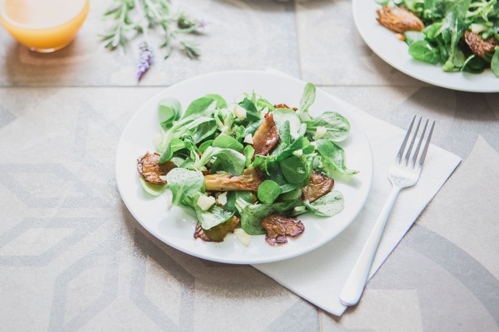 4x enorm gezonde, vergeten voorjaarsgroenten die je salades onvergetelijk maken
