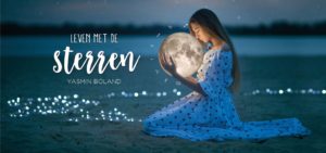 Jonge vrouw houdt een volle maan in haar handen waar dierenriemtekens omheen staan. Naast de vrouw staat de tekst: Leven met de sterren. Yasmin Boland