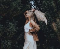 Dit is de spirituele betekenis van afkloppen op hout