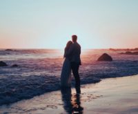 Liefdeshoroscoop december 2025: bij deze 5 sterrenbeelden bloeit de liefde op deze maand