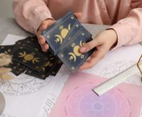 Welke tarotkaart hoort bij jouw sterrenbeeld (en vertelt veel over je levensweg)?