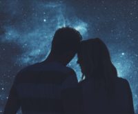 Liefdeshoroscoop juni 2025: bij deze 5 sterrenbeelden bloeit de liefde op deze maand