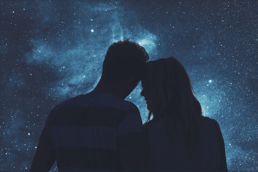 Liefdeshoroscoop juni 2025: bij deze 5 sterrenbeelden bloeit de liefde op deze maand