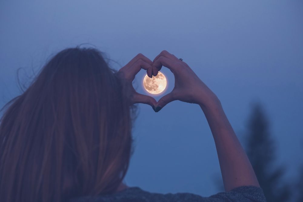 Liefdeshoroscoop september 2025: bij deze 5 sterrenbeelden bloeit de liefde op deze maand