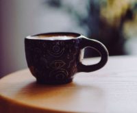 Ben je hooggevoelig en drink je koffie? Dit is waarom het je hooggevoeligheidsklachten kan verergeren