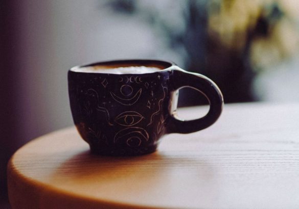 Ben je hooggevoelig en drink je koffie? Dit is waarom het je hooggevoeligheidsklachten kan verergeren
