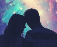 Liefdeshoroscoop oktober 2025: bij deze 5 sterrenbeelden bloeit de liefde op deze maand