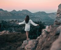 De spirituele betekenis van je bekken: intuïtie, chakra’s en sensualiteit