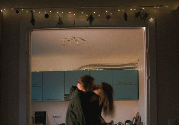 Liefdeshoroscoop december 2025: bij deze 5 sterrenbeelden bloeit de liefde op deze maand