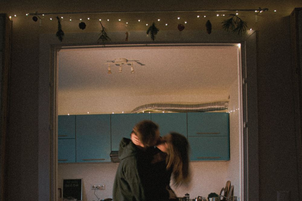 Liefdeshoroscoop december 2025: bij deze 5 sterrenbeelden bloeit de liefde op deze maand