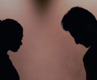 10 alarmbellen die erop wijzen dat oude emotionele wonden je relatie beïnvloeden