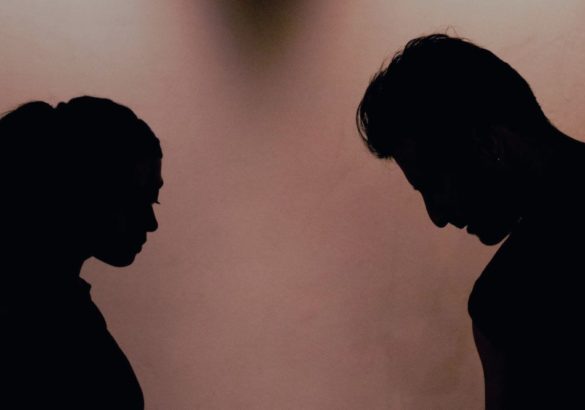 10 alarmbellen die erop wijzen dat oude emotionele wonden je relatie beïnvloeden