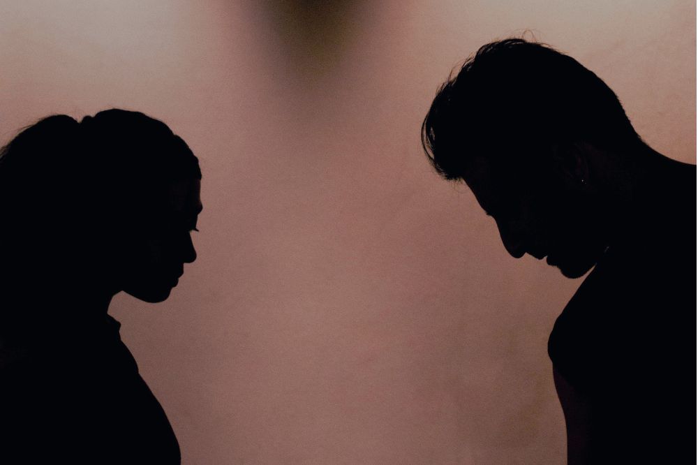 10 alarmbellen die erop wijzen dat oude emotionele wonden je relatie beïnvloeden