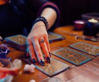 Februari 2026 & tarot: welke richting ga jij op deze maand?