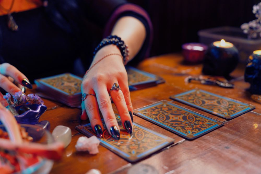 Februari 2026 & tarot: welke richting ga jij op deze maand?