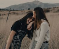 Dopamine & intimiteit: waarom je kwetsbaar opstellen je beloningssysteem activeert