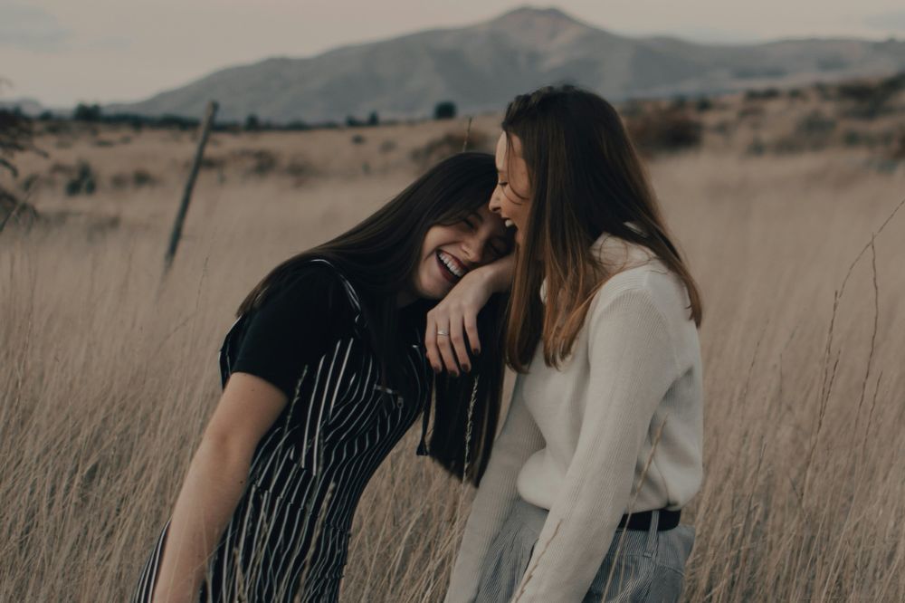 Dopamine & intimiteit: waarom je kwetsbaar opstellen je beloningssysteem activeert