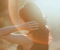 Je aura werkt als een zintuig én filter: zo versterk je je energetische grenzen