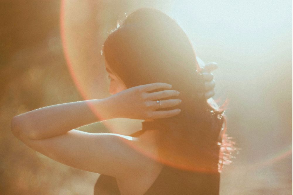 Je aura werkt als een zintuig én filter: zo versterk je je energetische grenzen